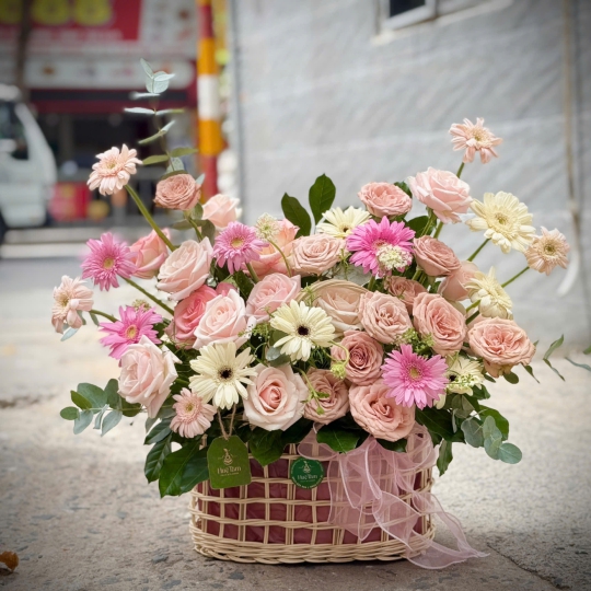 Giỏ Hoa Hồng Pastel Phối Cúc – Vườn Hoa Dịu Ngọt 