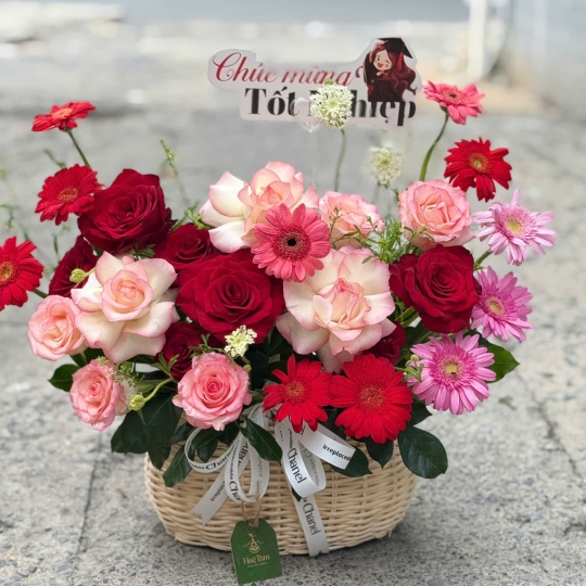 Giỏ Hoa Chúc Mừng Tốt Nghiệp Hồng Đỏ – Rạng Danh Thành Công   