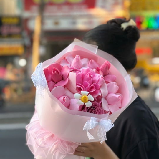 Bó Hoa Sáp Hồng Nguyệt – Dịu Dàng Say Đắm 