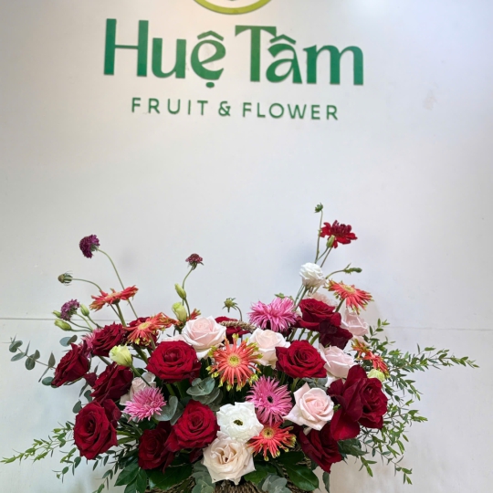 Giỏ Hoa Hồng Đỏ Phối Pastel – Tình Yêu Đong Đầy 