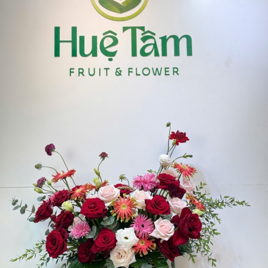 Giỏ Hoa Hồng Đỏ Phối Pastel – Tình Yêu Đong Đầy  