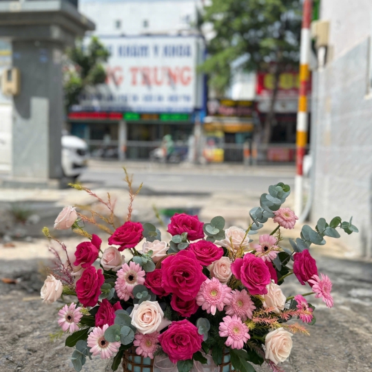 Giỏ Hoa Hồng Tím Mộng Mơ – Sắc Hoa Dịu Dàng  