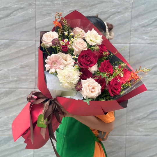 Bó Hoa Hồng Đỏ Phối Pastel – Sắc Yêu Thương Nồng Nàn 