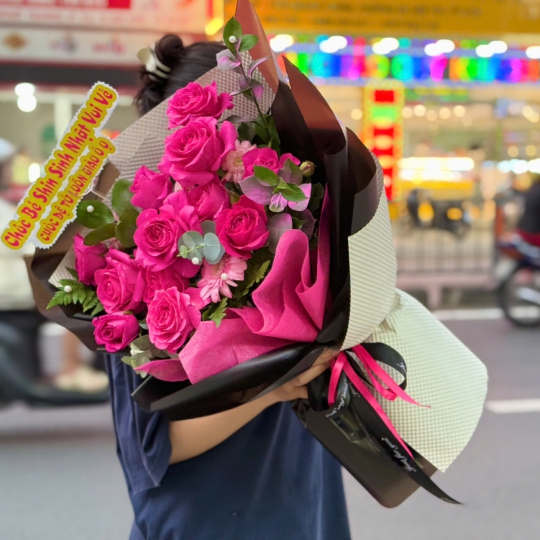 Bó Hoa Hồng Hồng Fuchsia – Sắc Hồng Rực Rỡ  