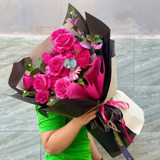 Bó Hoa Hồng Hồng Fuchsia – Sắc Hồng Rực Rỡ  