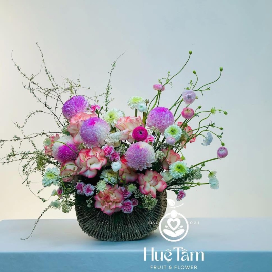 Giỏ hoa style hiện đại tone hồng hoa mẫu đơn vip 