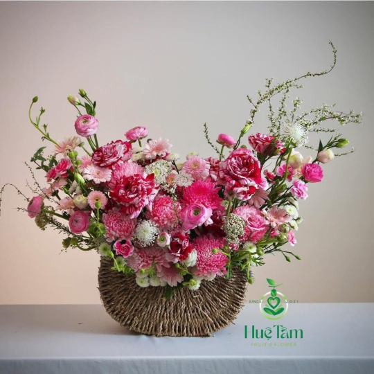 Giỏ hoa tone hồng hiện đại luxury 