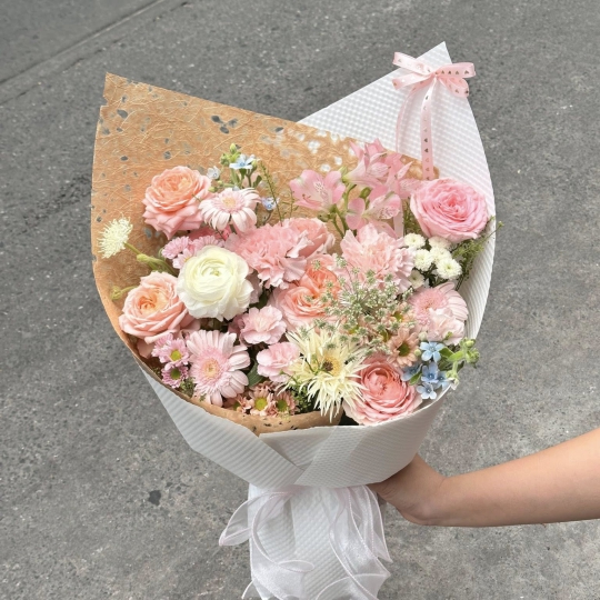 💗 Bó Hoa Sweet Blush – Dịu Dàng Nâng Niu 