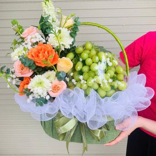 GIỎ TRÁI CÂY NHO TRANG TRÍ HOA TƯƠI 