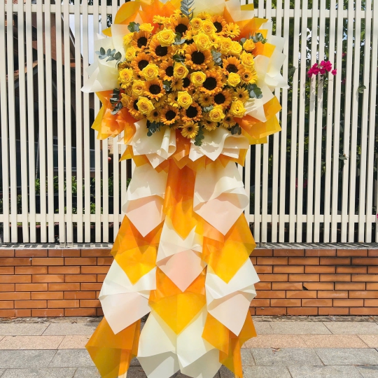 KỆ HOA HƯỚNG DƯƠNG CHÚC MỪNG 