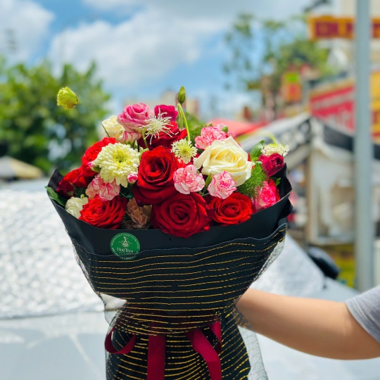 HOA BÓ TRÒN HIỆN ĐẠI ĐỎ KIÊU SA  
