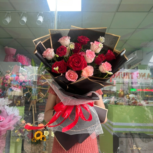 “Bó Hoa Hồng Đỏ Hồng Phấn Ngọt Ngào” 🌹💖 