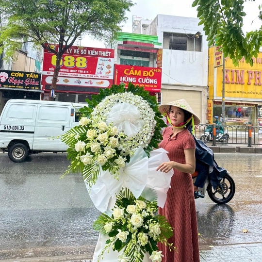 KỆ HOA CHIA BUỒN THANH THOÁT 