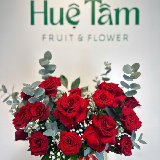 🌹 Giỏ Hoa Hồng Đỏ Yêu Thương Trọn Vẹn 