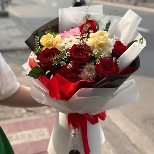 🌹 Bó Hoa Hồng Mix – Lời Yêu Rực Rỡ 