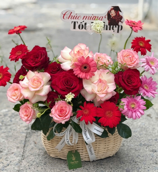 Giỏ Hoa Chúc Mừng Tốt Nghiệp Hồng Đỏ – Rạng Danh Thành Công 