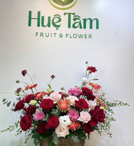 Giỏ Hoa Hồng Đỏ Phối Pastel – Tình Yêu Đong Đầy