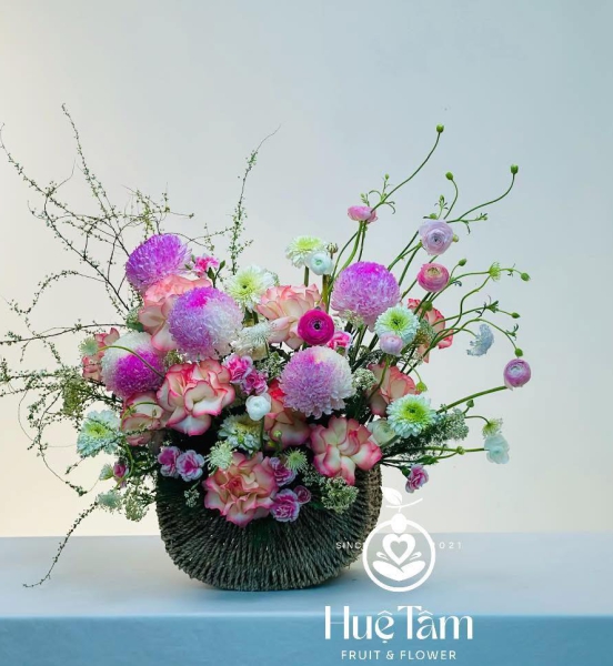 Giỏ hoa style hiện đại tone hồng hoa mẫu đơn vip