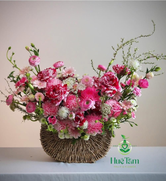 Giỏ hoa tone hồng hiện đại luxury