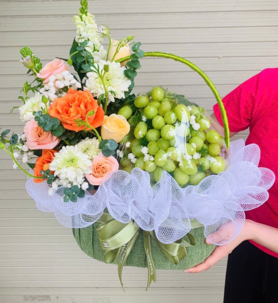 GIỎ TRÁI CÂY NHO TRANG TRÍ HOA TƯƠI