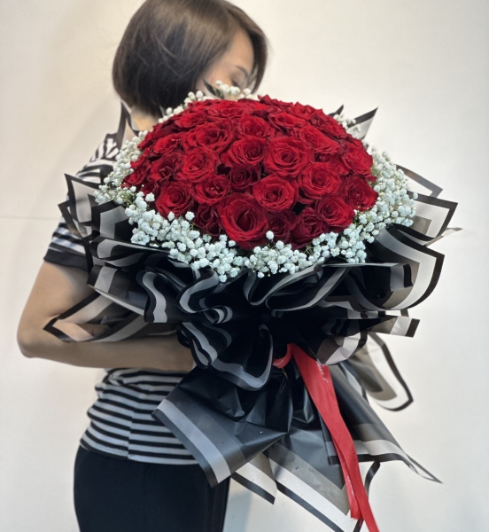 “Bó Hoa Hồng Đỏ Ngọt Ngào Lãng Mạn”: