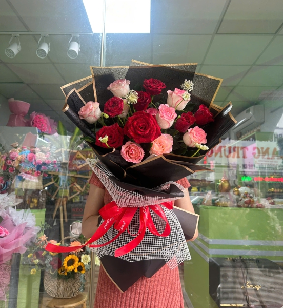 “Bó Hoa Hồng Đỏ Hồng Phấn Ngọt Ngào” 🌹💖