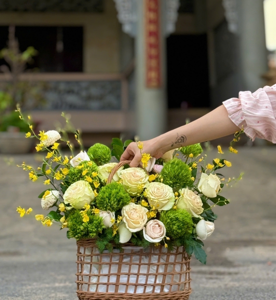 🍀 Giỏ Hoa An Nhiên – Chạm Nhẹ Bình Yên