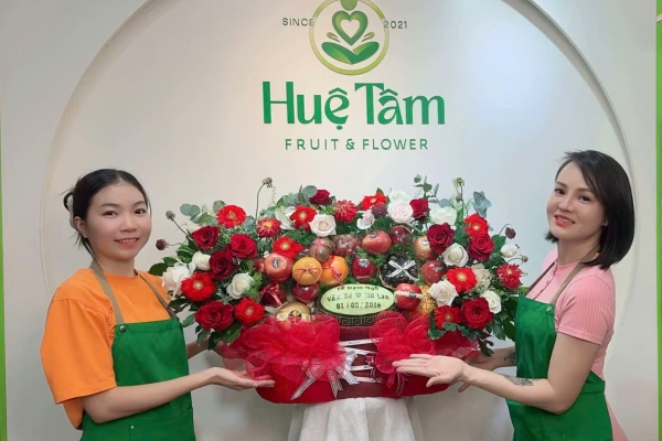 Học viên thực hành cắm hoa tại Huệ Tâm Fruit & Flower
