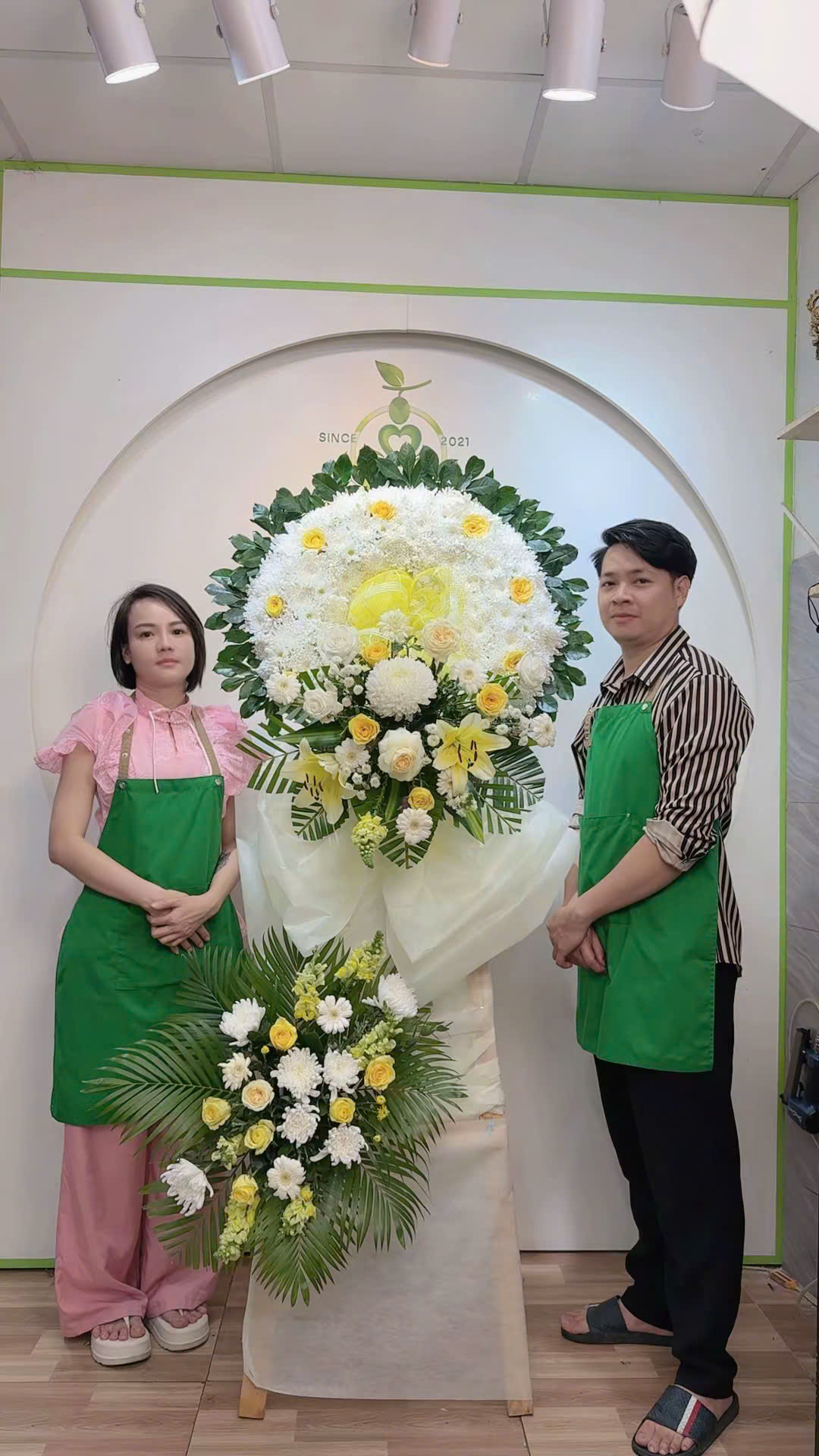 Học viên thực hành cắm hoa chuyên nghiệp